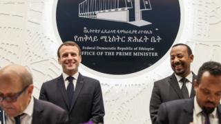 የፈረንሳይ ፕሬዚዳንት ኤማኑኤል ማክሮ እና የኢትዯጵያ ጠቅላይ ሚኒስትር ዐብይ አሕመድ የስምምነት ፊርማ ሥነ-ሥርዓቱን ሲታዘቡ
