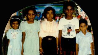 சகோதர, சகோதரிகளுடன் உமேஸ்வரன் (வலமிருந்து இரண்டாவது)