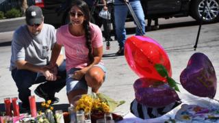 Personas realizan homenajes a las víctimas de la masacre