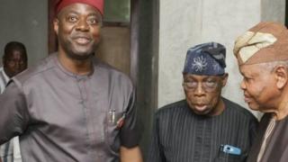 Oloye Olusegun Obasanjo ati gomina Seyi Makinde n di mọra wọn