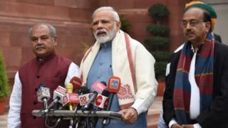 Ministri w'intebe Modi (hagati) ashaka kureshya abahinzi n'aborozi mbere y'amatora