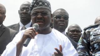 Gomina Abiọla Ajimọbi atawọn ẹsọ rẹ
