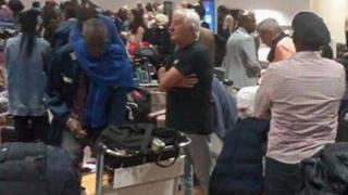 Des passagers désabusés et abandonnés dans le hall de l'aéroport international Blaise Diagne.