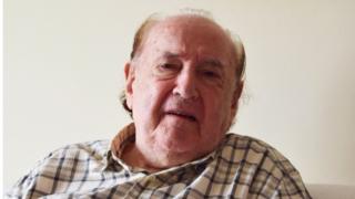 Francisco Balkanyi, sobrevivente do Holocausto, em casa, em São Paulo