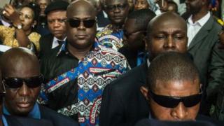 Félix Tshisekedi (centre), le fils d'Etienne, entouré de ses gardes du corps.