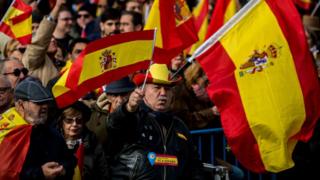 Vox propone levantar un muro y deportar inmigrantes legales o ilegales que hayan cometido delitos.