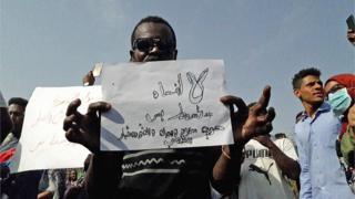 متظاهر سوداني