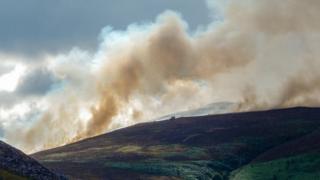 Дым, поднимающийся от пожаров в болотистой местности Денбишира
