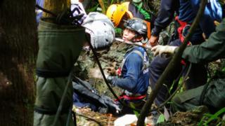 Спасатели пытаются просверлить дыру в пещере Тхам Луанг Нанг Нон на севере Таиланда