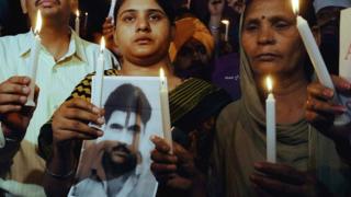 Sukhpreet Kaur (R), wife of Indian death row prisoner in Pakistan, Sarabjit Singh and Singh's daughter Swapandip