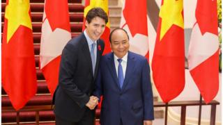 Thủ tướng Canada Justin Trudeau bắt tay Thủ tướng VN Nguyễn Xuân Phúc tại Phủ Chủ tịch hôm 5/11/2017 nhân dịp Hội nghị Thượng đỉnh APEC.
