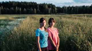 Dos niñas en el campo