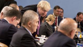 Борис Джонсон занимает свое место на встрече министров иностранных дел в штаб-квартире НАТО в Брюсселе