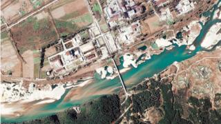 На этом спутниковом снимке показан ядерный центр в Йонбене, расположенный к северу от Пхеньяна, Северная Корея, 7 ноября 2004 года.