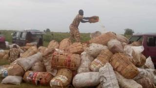 Apo ẹ́ja gbigbẹ́ ti awọ̀n ologun n dana sun
