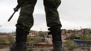 Policía militar en la escena de un crimen en Ciudad Juárez, México.
