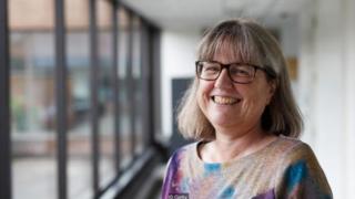 55 năm sau Goeppert Mayer, Donna Strickland đoạt giải Nobel vật lý, chung giải với các nhà vật lý laser Arthur Ashkin và Gerard Mourou