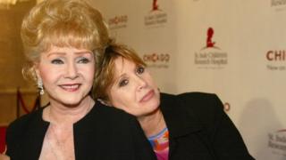 Debbie Reynolds (a hannun hagu) da 'yarta Carrie Fisher