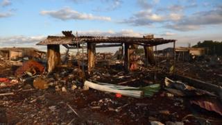 爆発で破壊された花火市場(20日)