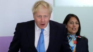 İngiltere Başbakanı Boris Johnson ve İçişleri Bakanı Priti Patel