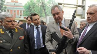 Рогозин держит в руках АК-12