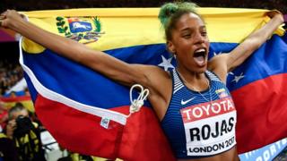 Yulimar Rojas celebra su medalla de oro.