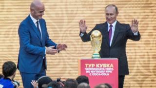 Le président Vladimir Poutine avec le président de la Fifa Gianni Infantino à Moscou