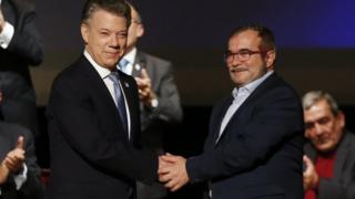 Presidente de Colombia Juan Manuel Santos junto al líder de las FARC, Timochenko.
