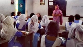 স্কুলে ক্লাস নিচ্ছেন শিক্ষক।