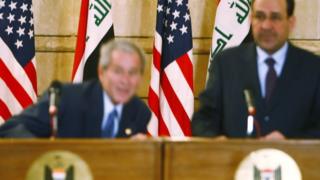 Bush en Bagdad en el momento del zapatazo.
