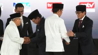 Pasangan capres-cawapres nomor urut 01 Joko Widodo (kedua kiri) dan Ma'ruf Amin (kiri) serta pasangan nomor urut 02 Prabowo Subianto (kedua kanan) dan Sandiaga Uno (kanan) bersiap mengikuti debat kelima Pilpres 2019 di Hotel Sultan, Jakarta, Sabtu (13/4/2019).