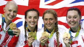 Ciclistas británicas posan con sus medallas de oro