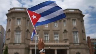 Перед посольством в Вашингтоне, округ Колумбия, развевался кубинский флаг.