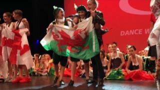 Trio Sir y Fflint yn dathlu medal aur
