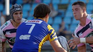 Steven Shingler offloads to Tom James