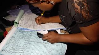 Ndị ọrụ Inec na-agụko vootu