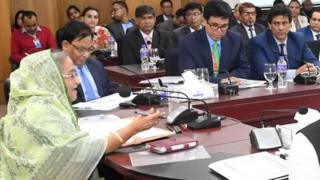 জনপ্রশাসন মন্ত্রণালয়ের কর্মকর্তাদের সাথে প্রধানমন্ত্রী। (ফাইল ফটো)