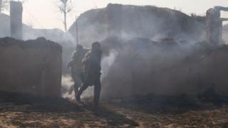 भारतीय गाउँले गोलाबारीका बेला भाग्दै