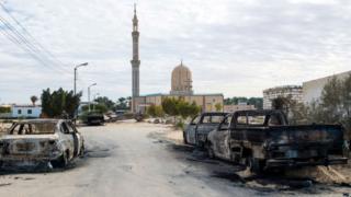 Une rue menant à la mosquée Rawda au Sinai où 235 personnes ont été tuées par des attaques à la bombe.