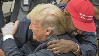 Президент США Дональд Трамп обнимает рэпера Канье Уэста
