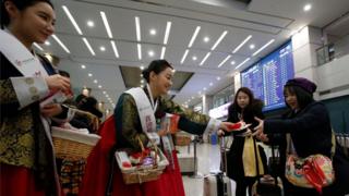 春节时韩国机场欢迎中国游客