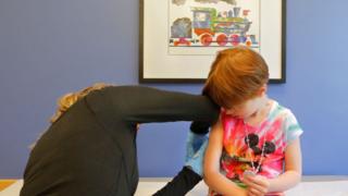 Một cô bé 5 tuổi được tiêm vaccine thủy đậu
