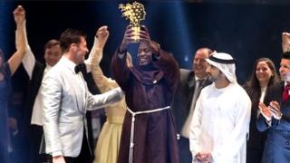 Umufurere (Frère) Peter Tabichi wo mu muryango w'abihayimana b'Abafransisikani (Franciscains) yashimwe nk'"umwarimu udasanzwe" utanga igice kinini cy'umushahara we