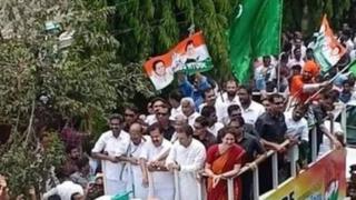আইইউএমএলের পতাকা নিয়ে রাহুল গান্ধীর শোভাযাত্রা। ওয়েনাড