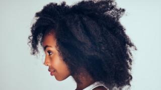 Una joven con afro