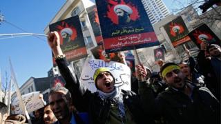 Иранские демонстранты держат плакаты с изображением Нимра аль-Нимра на демонстрации возле посольства Саудовской Аравии в Тегеране (01/01/16)