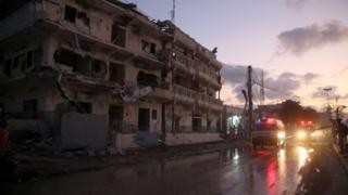 Scène de chaos après une explosion à la voiture piégée dans la ville de Mogadiscio. (Images d'archives)