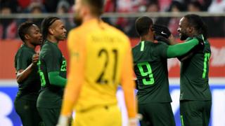Awọn agbbọọlu Naijiria n yọ nigba ti Victor Moses gba bọọlu si awọn Poland