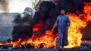المتظاهرون أغلقوا طريقا يربط بين البصرة والعاصمة بغداد