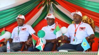 Gelase Ndabirabe (i bubamfu), ajejwe ibikorwa vya CNDD FDD; Gen Evariste Ndayishimiye (hagati) umukuru w'umugambwe CNDD FDD; Pierre Nkurunziza (i buryo) umukuru w'igihugu c'u Burundi